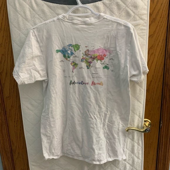 Serengetee white t-shirt “Adventure Awaits”, size Medium - Picture 3 of 3